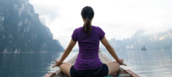 Mujer haciendo yoga en una lancha